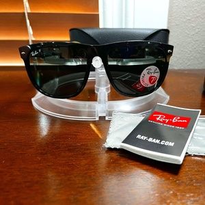 Ray-Ban polarized sunglasses (RB4147). Polished black frame/green lenses